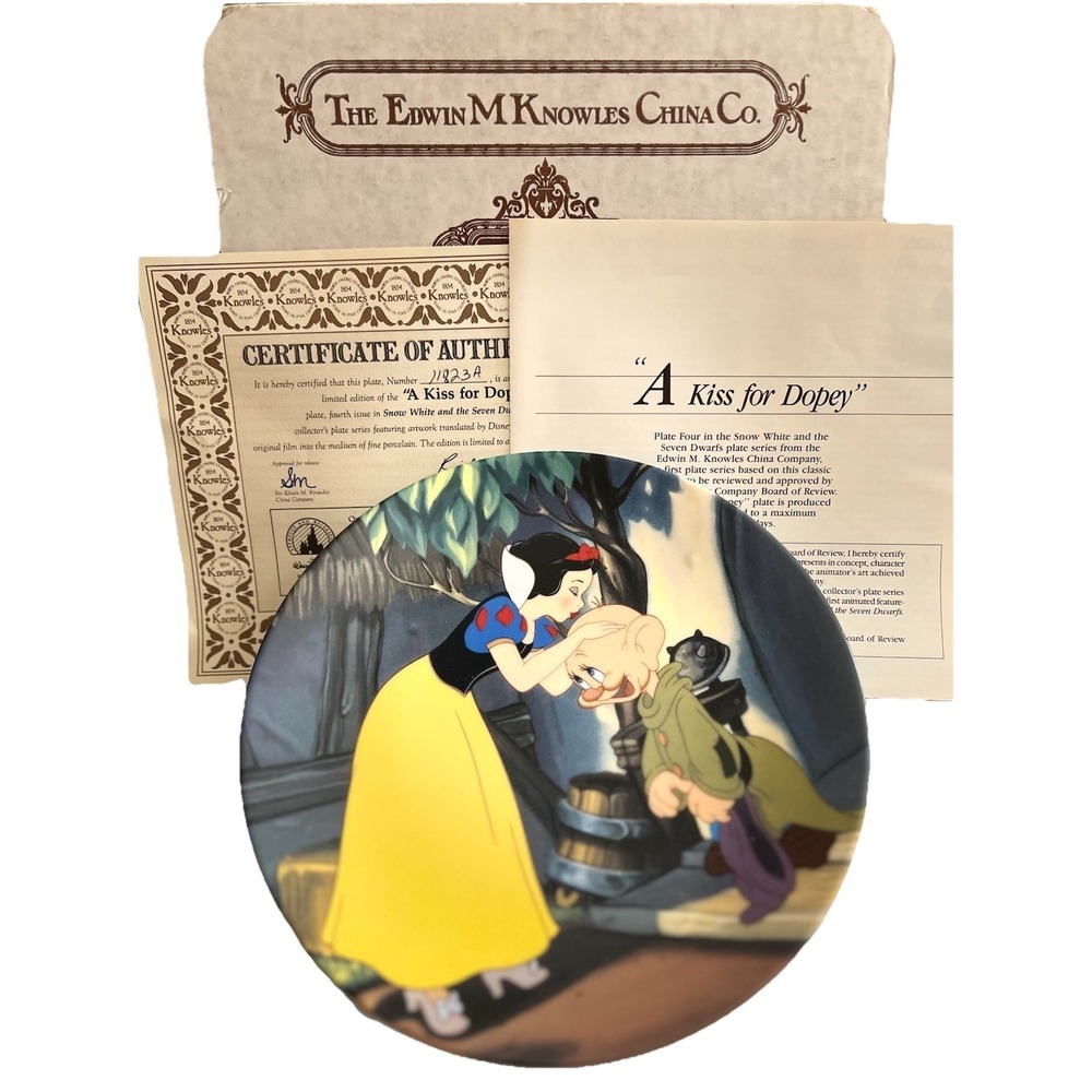 Disney Snow White "A Kiss For Dopey" Knowles Collector Plate w‎ COA Box 1988 EUC